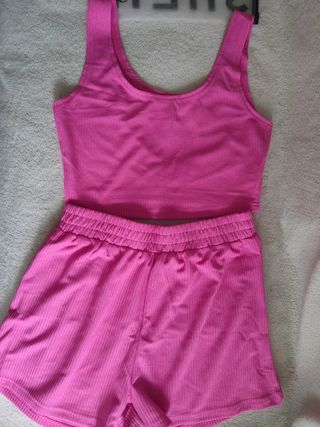 Conjunto Shein rosa camiseta y shorts