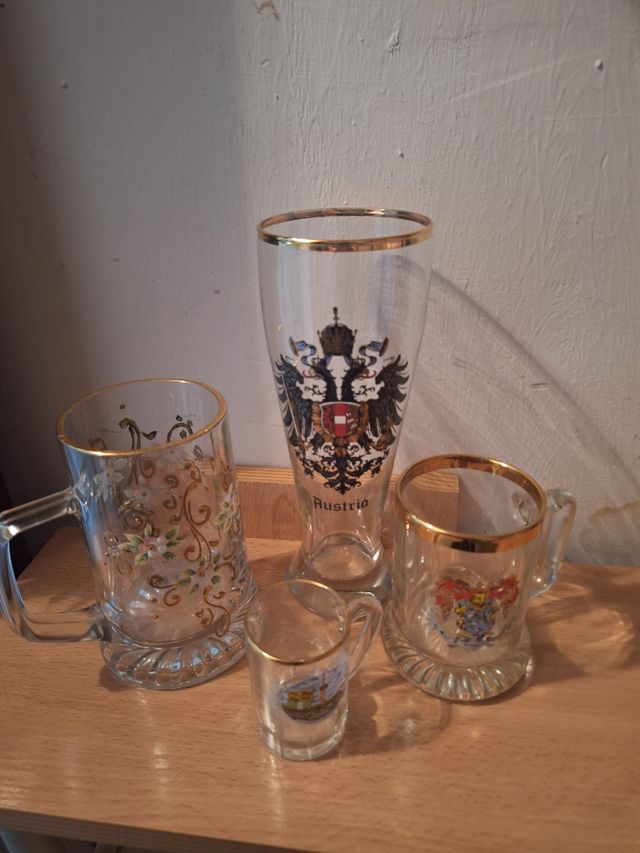 Jarras de cristal con detalles dorados