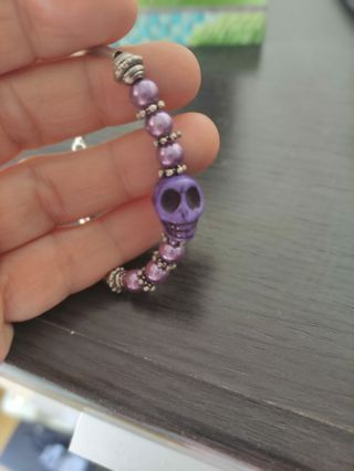 Pulsera plateada con calavera