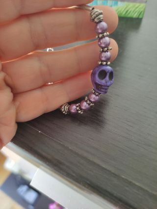 Pulsera plateada con calavera