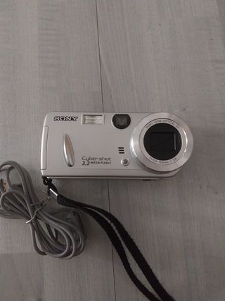 Cámara Sony Cyber-shot 3.2 MP Plata