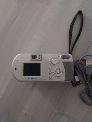 Cámara Sony Cyber-shot 3.2 MP Plata