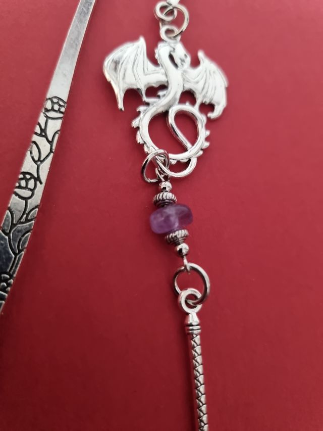 Marcapáginas plateado con dragón y espada