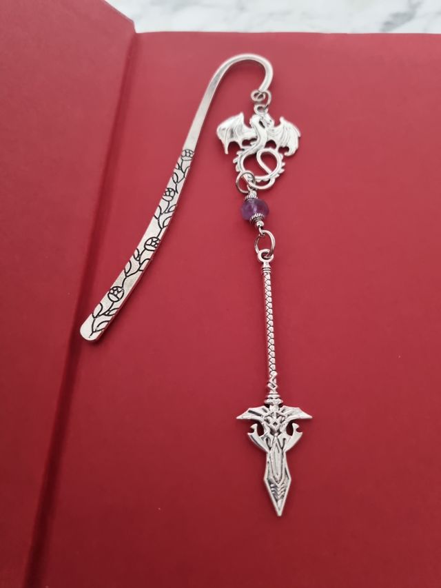 Marcapáginas plateado con dragón y espada