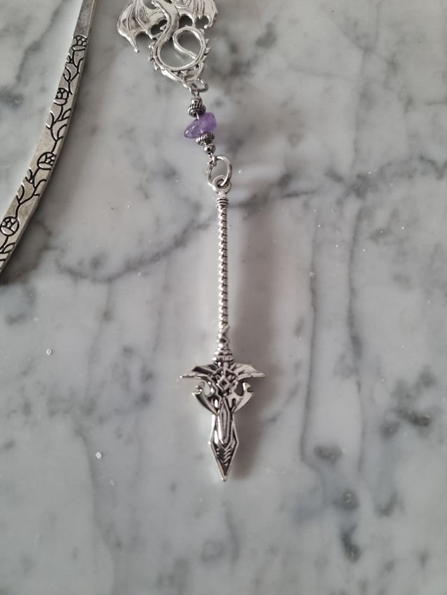 Marcapáginas plateado con dragón y espada