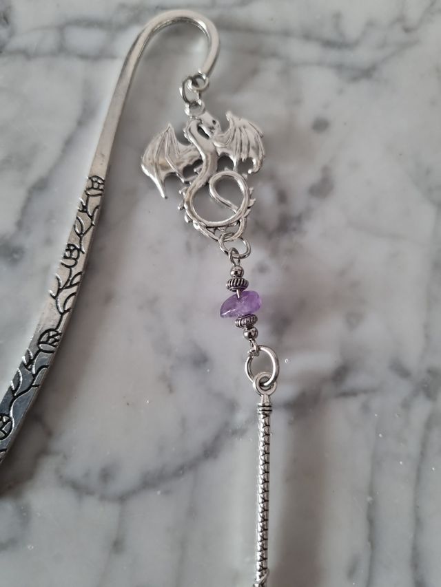 Marcapáginas plateado con dragón y espada