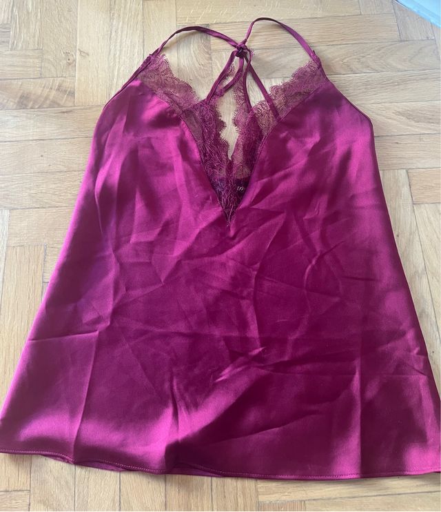 Top lencero morado con encaje