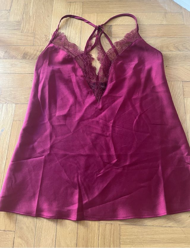 Top lencero morado con encaje