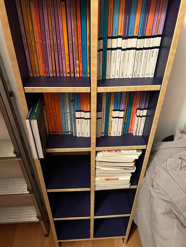 Estantería de madera y plástico