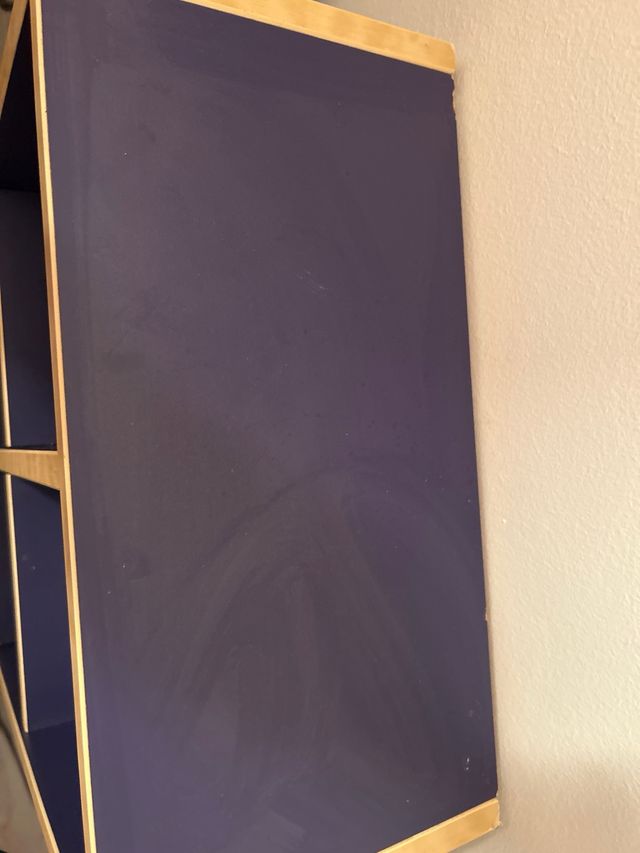 Estantería de madera y plástico