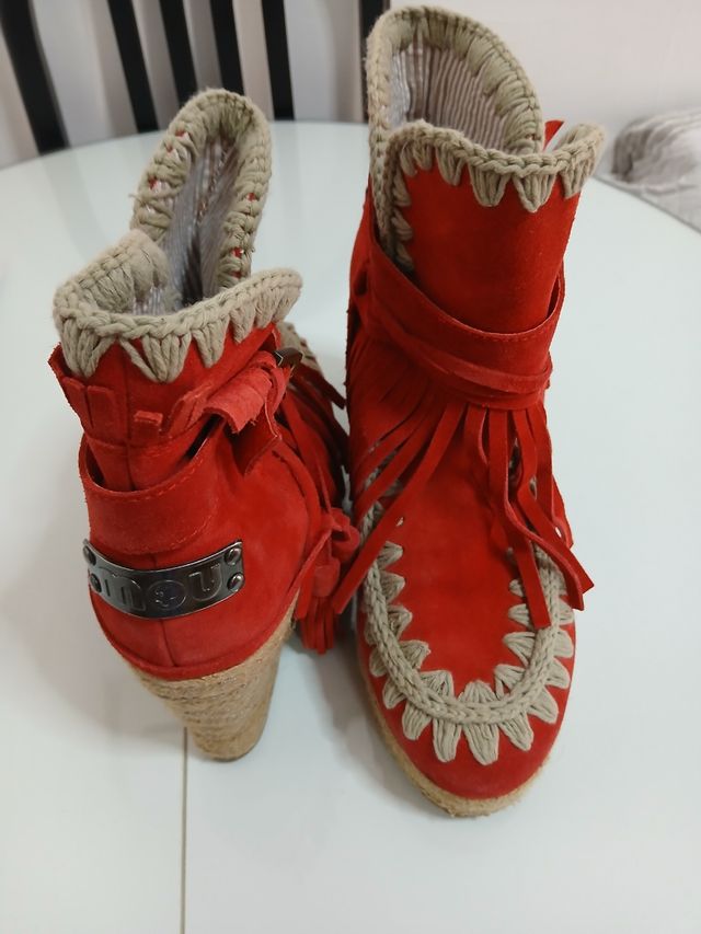 Botas MOU rojas con cuña y flecos