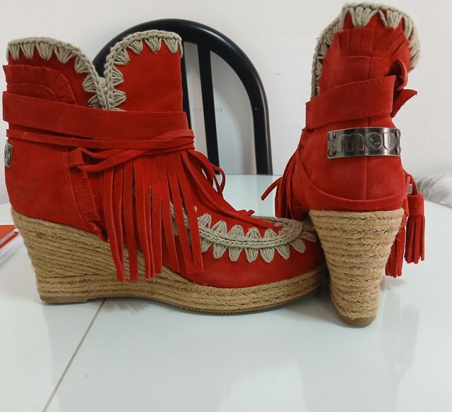 Botas MOU rojas con cuña y flecos