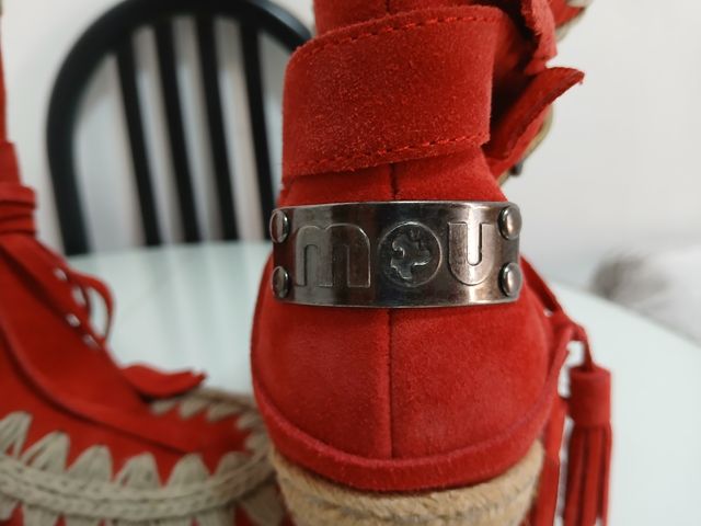 Botas MOU rojas con cuña y flecos