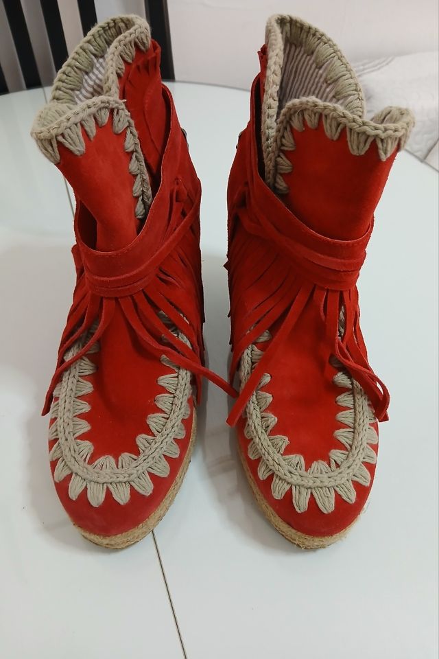 Botas MOU rojas con cuña y flecos