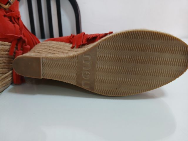 Botas MOU rojas con cuña y flecos