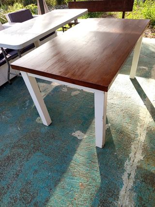 Mesa de madera maciza con 4 sillas.