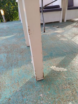 Mesa de madera maciza con 4 sillas.