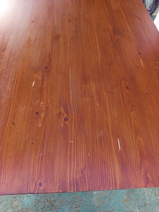 Mesa de madera maciza con 4 sillas.