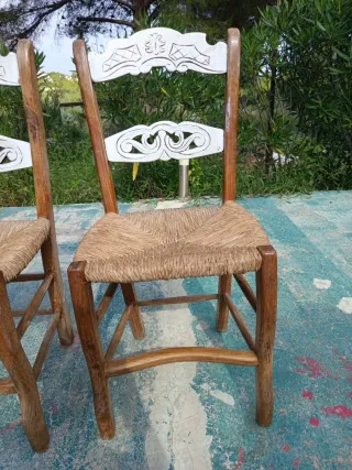 Mesa de madera maciza con 4 sillas.