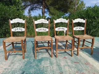 Mesa de madera maciza con 4 sillas.