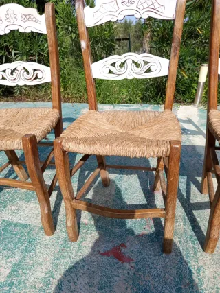 Mesa de madera maciza con 4 sillas.