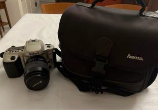 Cámara Nikon F50 + Objetivo + Estuche