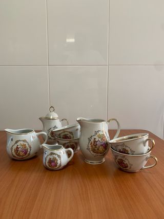 Juego de café de porcelana con detalles dorados