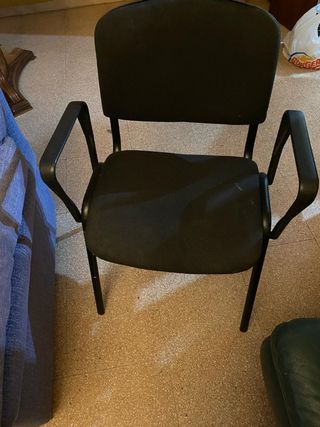 Silla negra de tela y metal