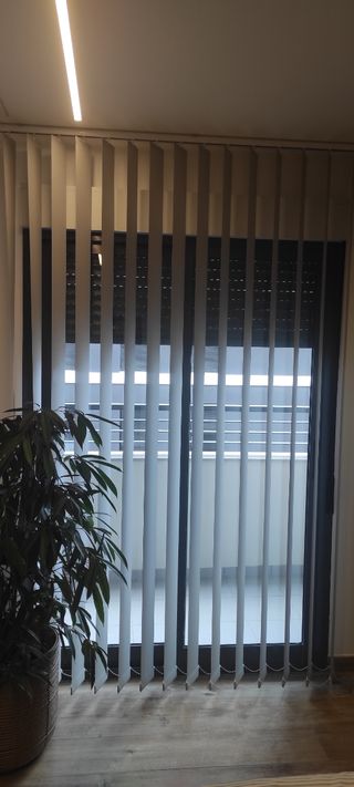 Cortina lamas verticales translúcidas gris