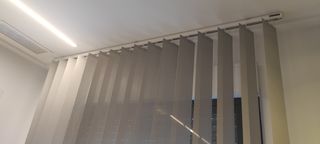 Cortina lamas verticales translúcidas gris