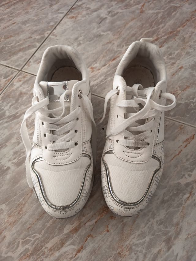Zapatillas Blancas y Plateadas