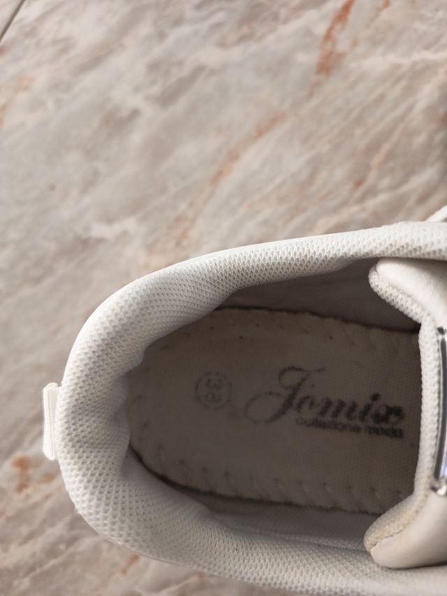 Zapatillas Blancas y Plateadas