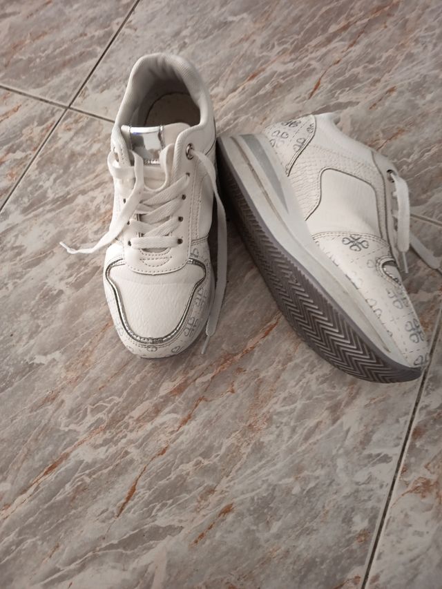Zapatillas Blancas y Plateadas