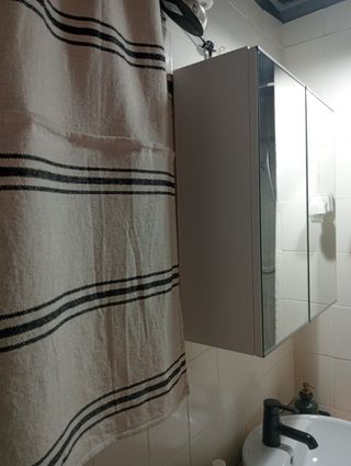 Mueble de baño con espejo plateado