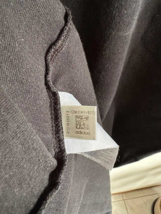 T-shirt Adidas nera con stampa