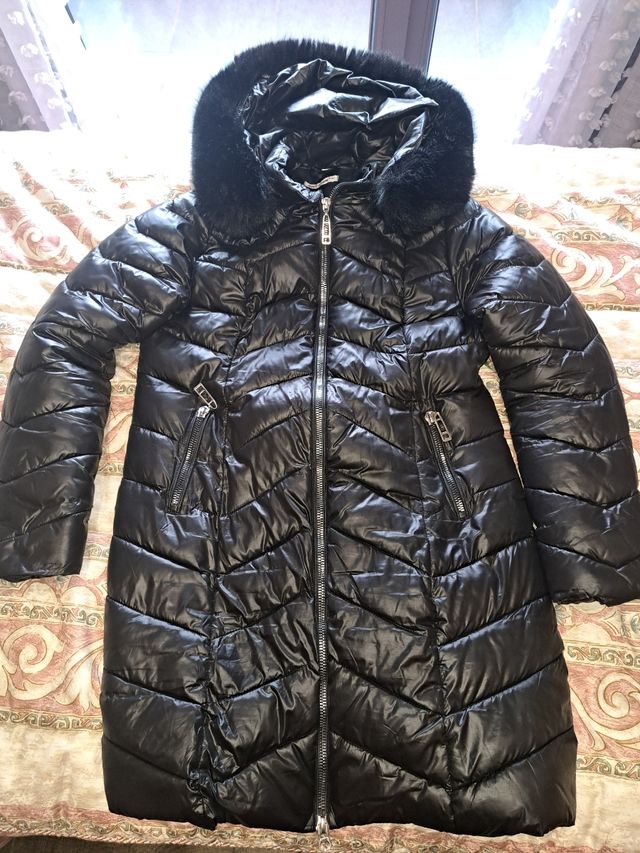 Abrigo negro con capucha y pelo