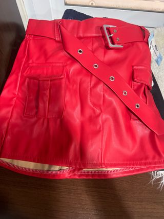 Falda roja con cinturón y bolsillos