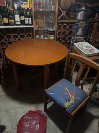 Mesa redonda extensible y 4 sillas.