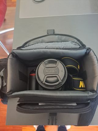 Cámara Nikon D80 con objetivo 18-135mm