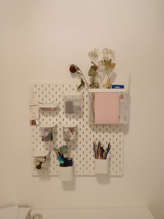 Organizador de pared blanco con accesorios