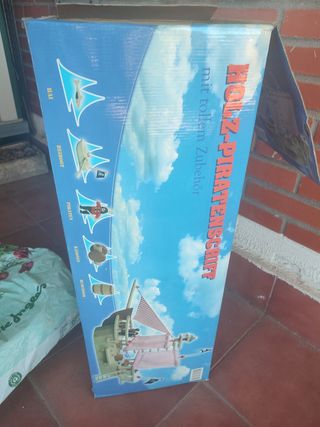 Barco de madera para jugar