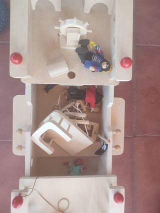 Barco de madera para jugar