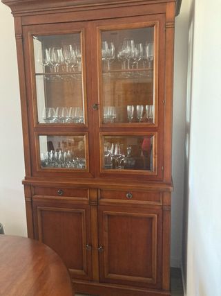 Vitrina de madera maciza con puertas y cajones