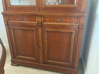 Vitrina de madera maciza con puertas y cajones