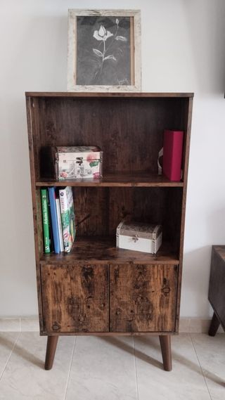 Mueble de madera con puertas