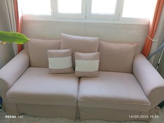 Sofá de tela beige