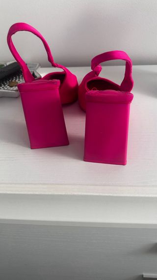 Zapatos de tacón rosa slingback