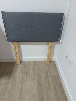 Cabezal tapizado gris con tachuelas