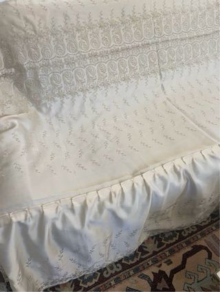 Colcha Beige Satén 135 cm  -Bordada