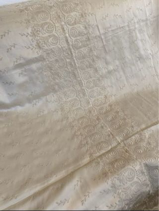 Colcha Beige Satén 135 cm  -Bordada